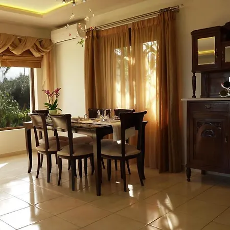 בית נופש Parrot House פלטניאס
